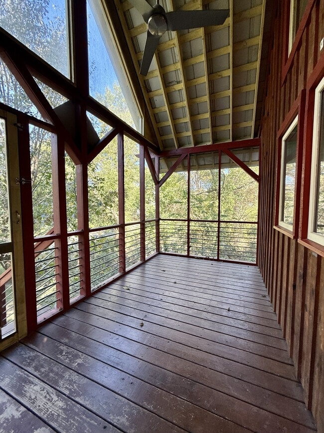 Building Photo - 574 Primitive St