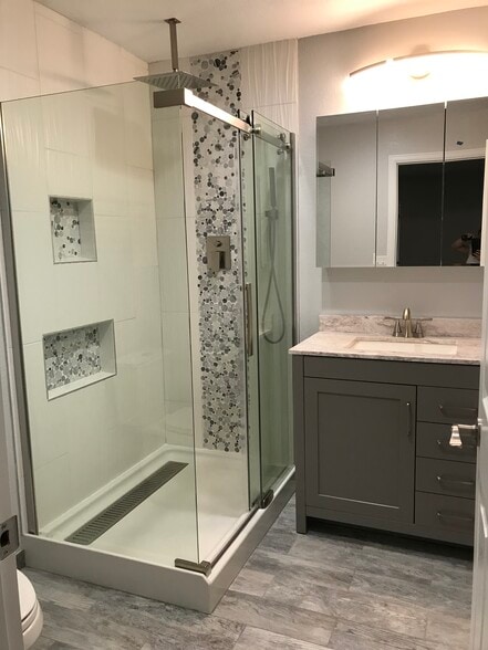 Primary bath in suite - 1180 S Depew St