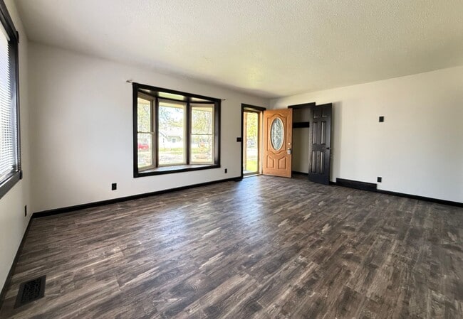 Building Photo - Beautifully Remodeled West Side Home | 3 Bedroom + Finished Basement Space