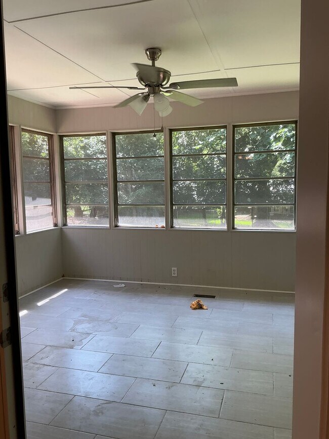 Building Photo - **COMING SOON! Beautiful Remodel In Progre...