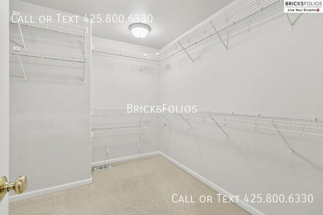 Building Photo - Luxurious 4-bedroom home in Sammamish with...