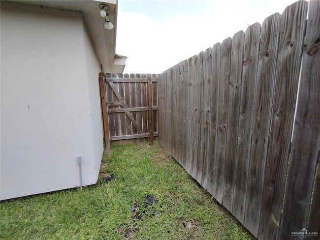 Building Photo - 2012 Summerland Ln