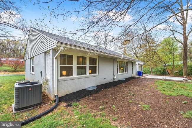 Building Photo - 901 Hobbs Dr