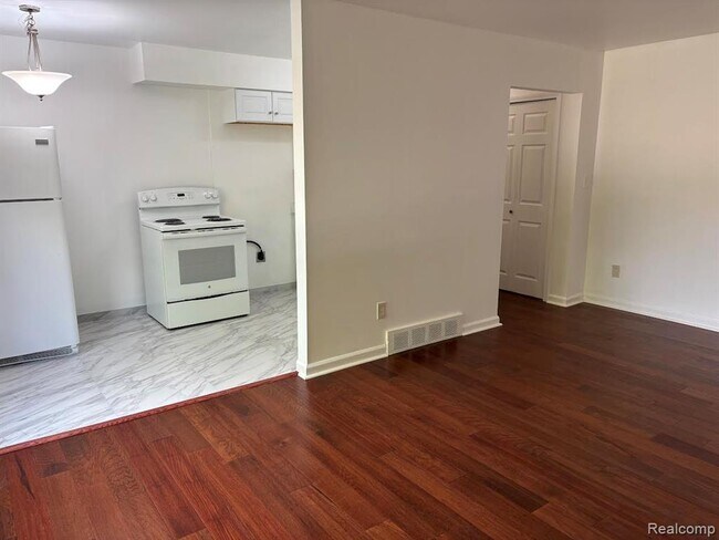 Building Photo - 4830 Briarwood Ave
