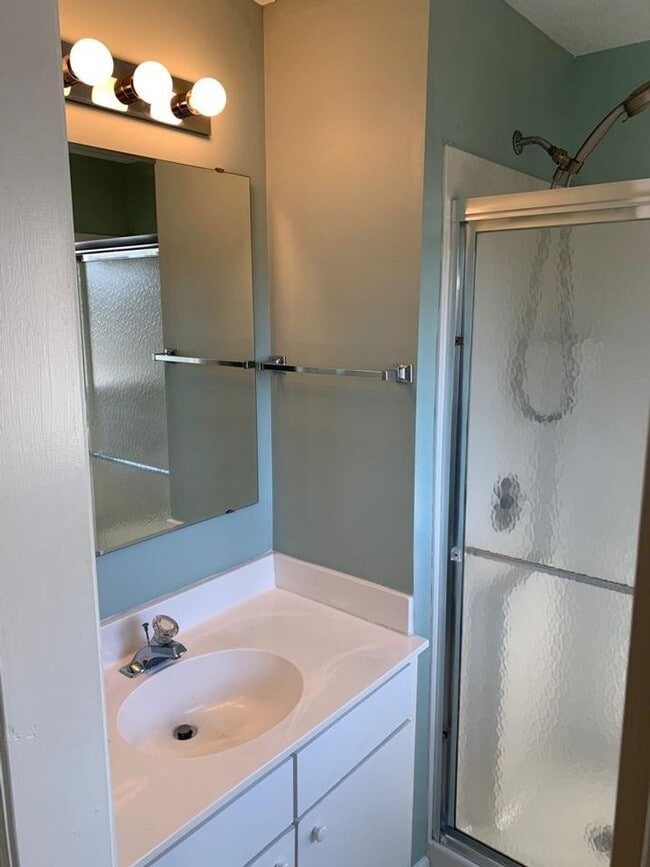 Building Photo - 2 bedroom 2 bath condo. Second Floor $1350/month