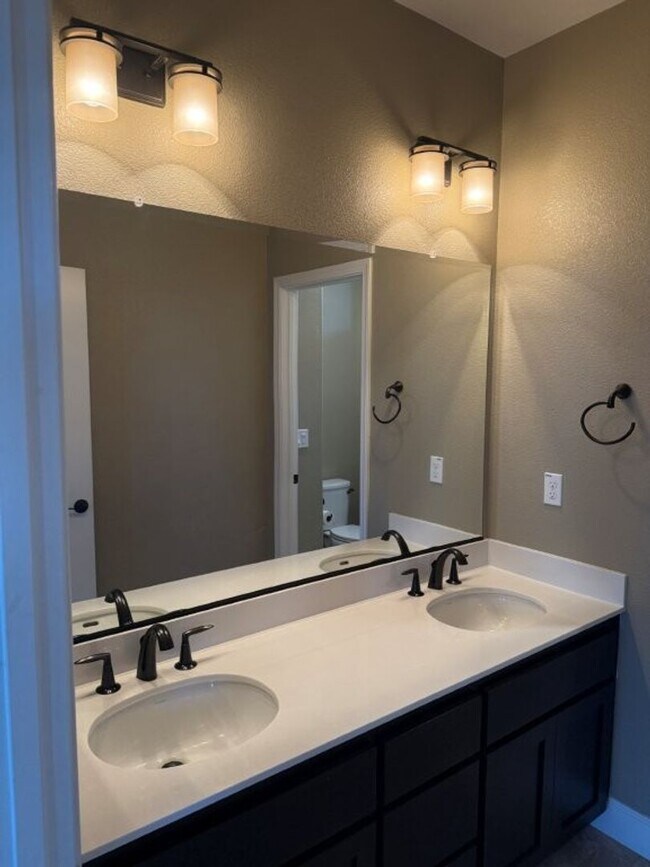 Building Photo - Newer Modern 4 Bedroom 3.5 Bath w/ Bedroom...
