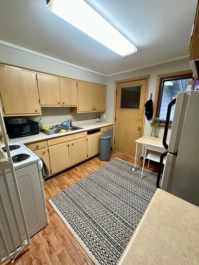 Building Photo - AVAILABLE FEBRUARY 1 BED 1 BATH W/ View of Lift Bridge !