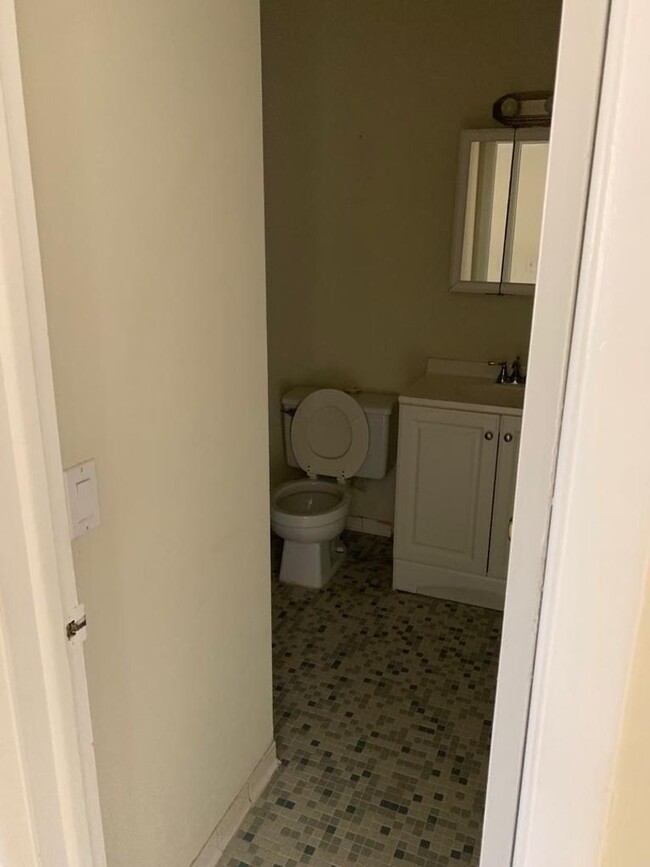 Building Photo - Nice 2 Bed 1 Bath, Unit Located in Quiet S...