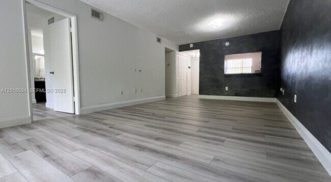 Building Photo - 8885 Fontainebleau Blvd
