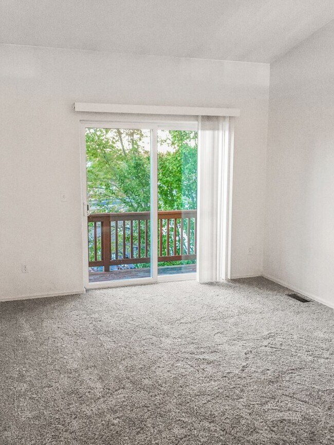 Building Photo - 3 Bedroom 3 Bath Rancher Town Home 2 Car G...