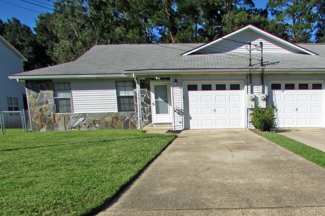 Primary Photo - Spacious 2/1.5 Duplex in Bellview with Gar...