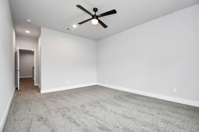 Building Photo - 3814 Lakewood Dr