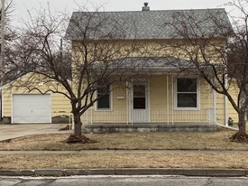 Building Photo - 521 E 10th St