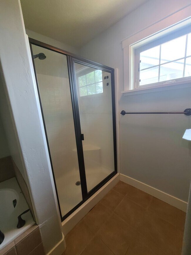 Building Photo - Clean and ready to go 3 bedroom home