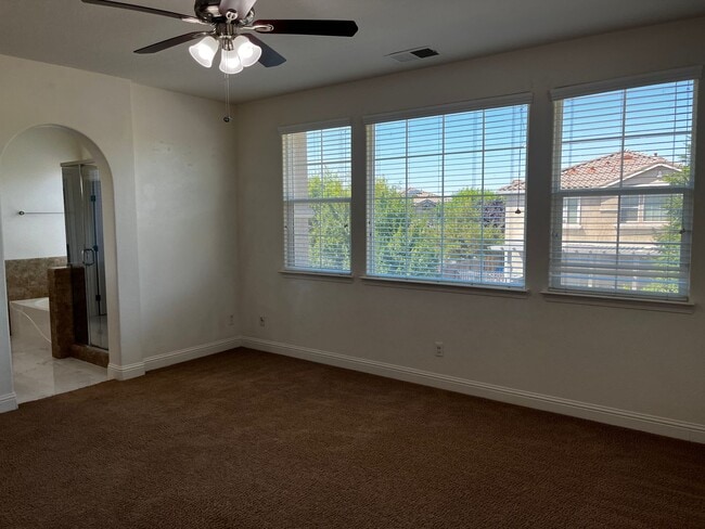 Building Photo - Executive 4 Bedroom, 2.5 Bathroom 2100 Sqf...