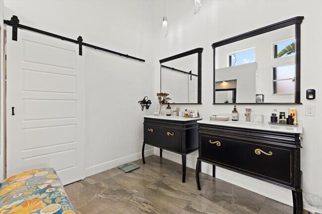 Building Photo - 10792 Queen Palm Ct