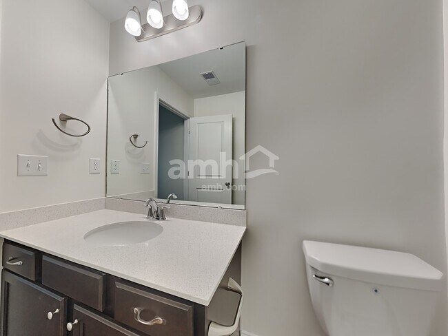 Building Photo - 223 S Live Oak Dr