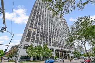 Building Photo - 4343 N Clarendon Ave