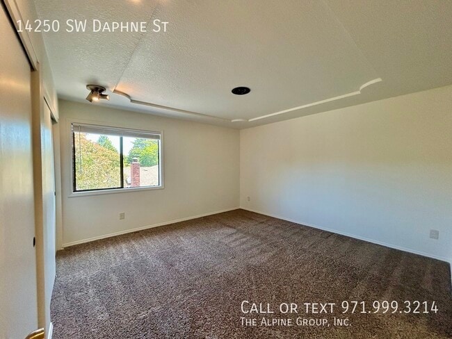 Building Photo - 14250 SW Daphne St