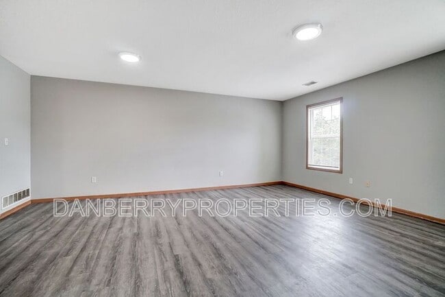 Building Photo - 1115 N Byrne Rd