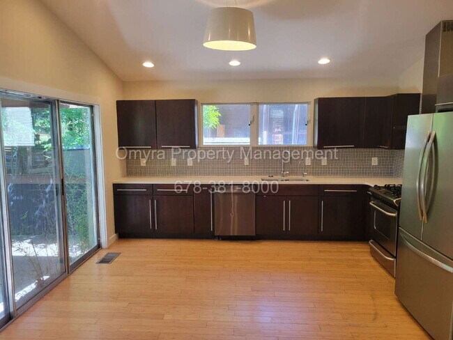 Building Photo - Luxurious 4 bedroom house in Atlanta!