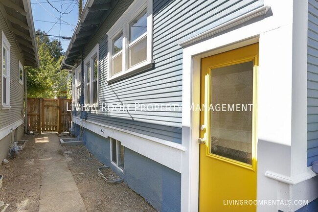 Building Photo - 1525 SE Pershing St