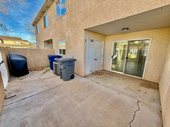 Building Photo - Adorable 3-BR Parkside Townhome