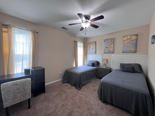 Building Photo - 2 bedroom 2.5 bath Townhome in Godley Park