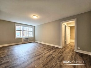 Building Photo - 532 W Surf St