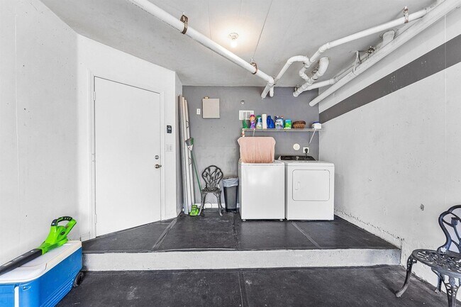 Building Photo - 1000 Crestwood Ct S