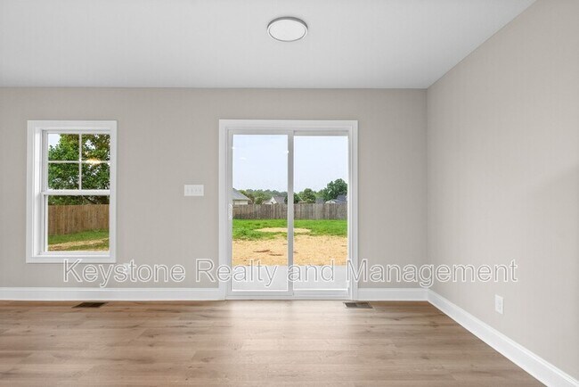 Building Photo - 3800 Roscommon Way