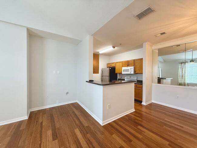 Building Photo - 3Bed/2Bath Condo for Rent in The Palms of ...