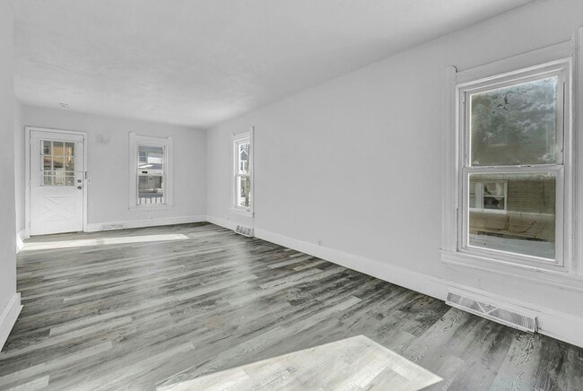 Building Photo - 3132 Elyria Ave