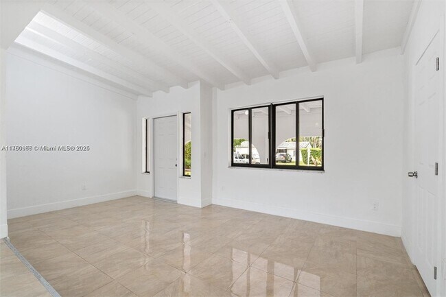Building Photo - 10845 Peachtree Dr