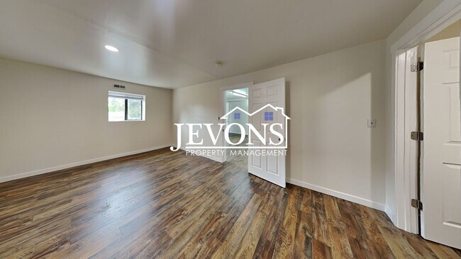 Building Photo - $1,000 Rent Credit if move-in occurs befor...