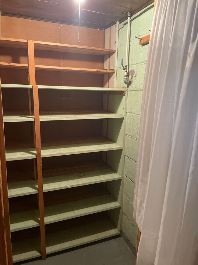 Building Photo - 4 BR 3 BA house on corner lot