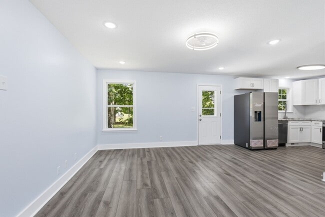 Building Photo - Fully Renovated and Move-In Ready Rental!