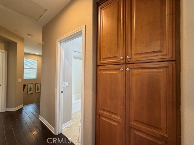 Building Photo - 615 W 1st St