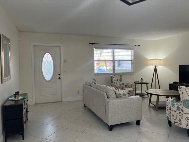 Building Photo - 690 Saxony Way