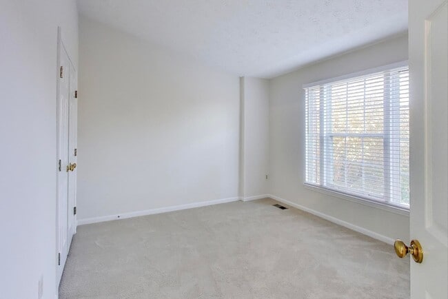 Building Photo - Ellicott City townhome for you!