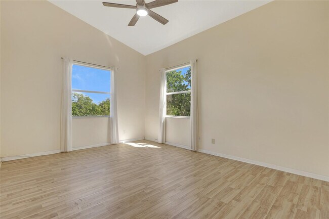 Building Photo - 529 E Sheridan St