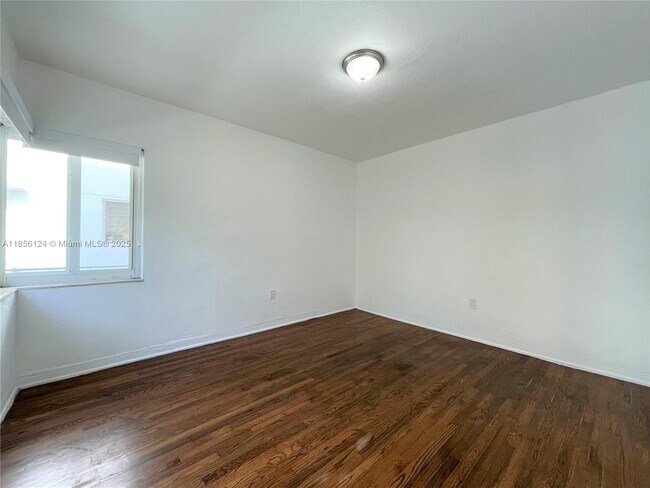 Building Photo - 955 Bay Dr