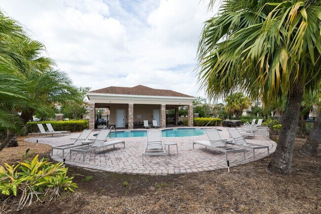 Building Photo - Beautiful spacious 4 bedroom, 2.5 bathroom townhome!