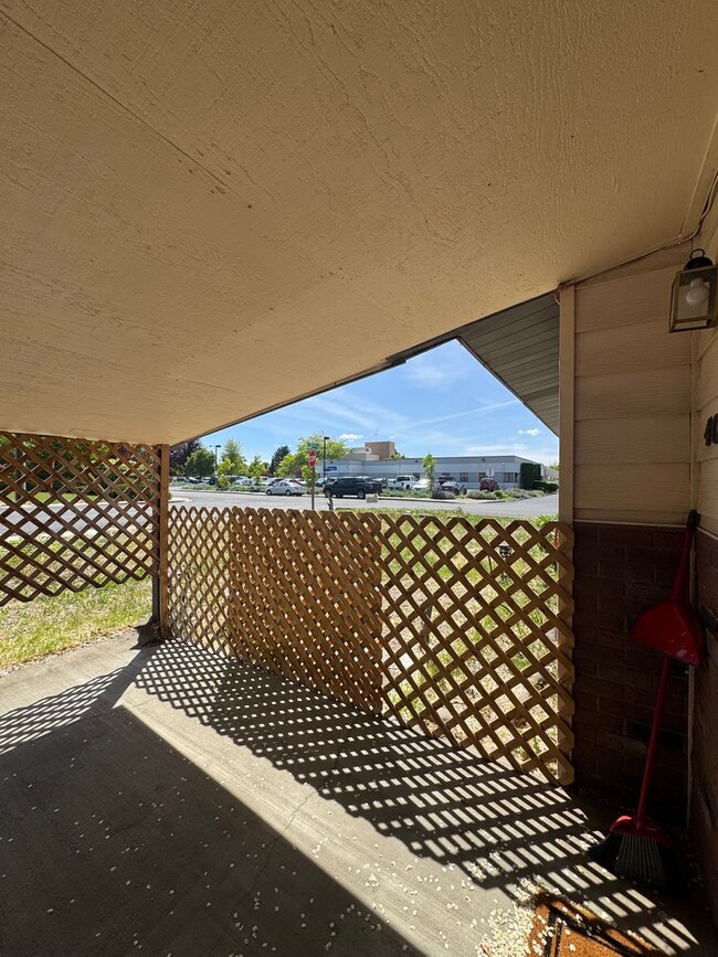Building Photo - Spacious Home Near Hospital