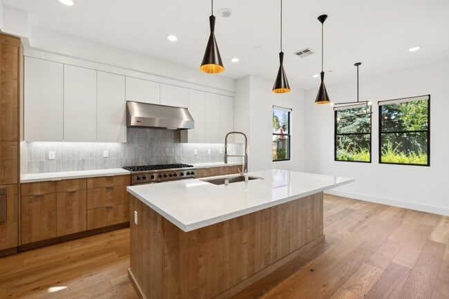 Building Photo - Luxurious Modern Single Family Home in West Menlo Park Available Now!