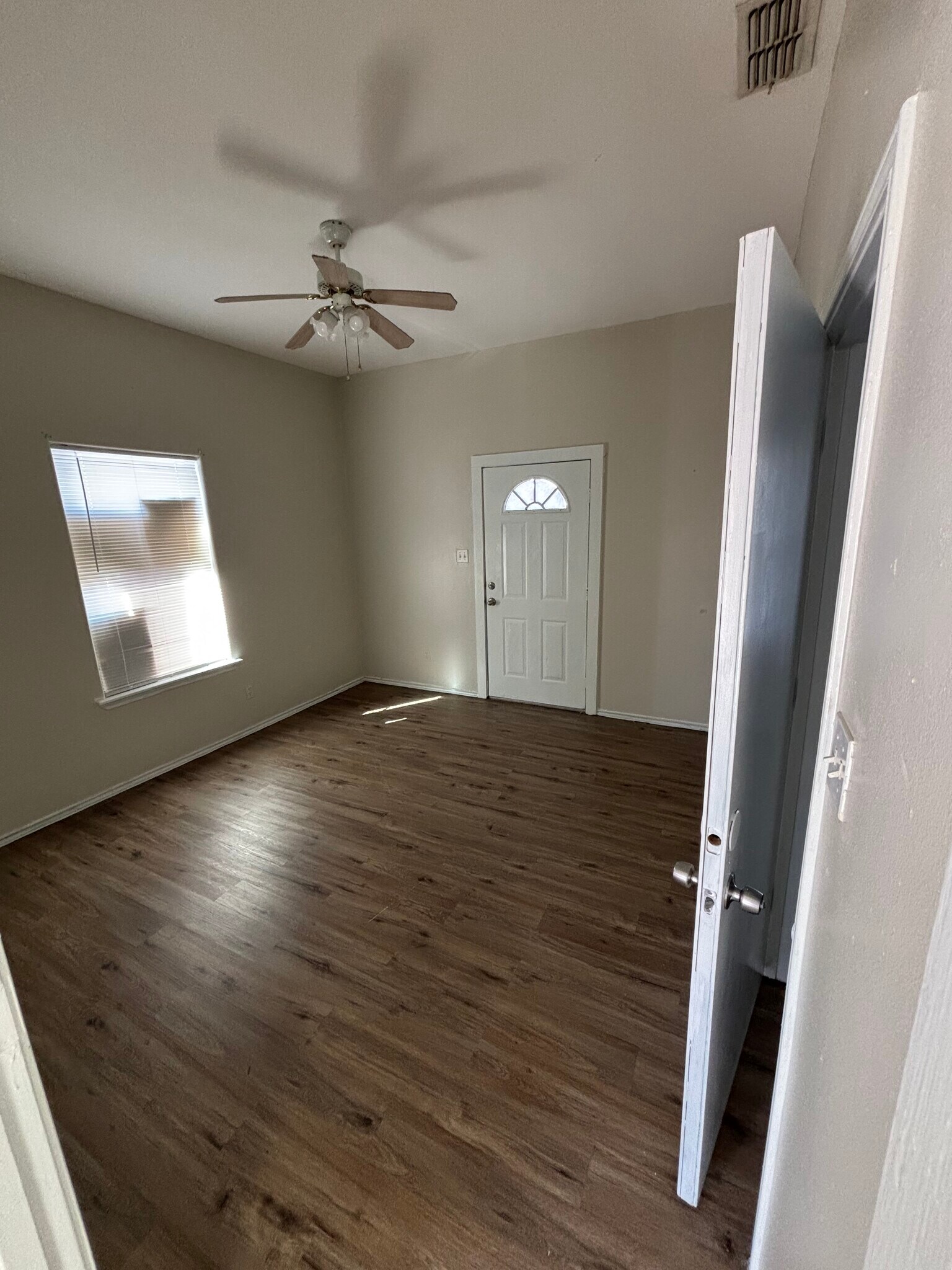 Building Photo - 446 S Texas Ave