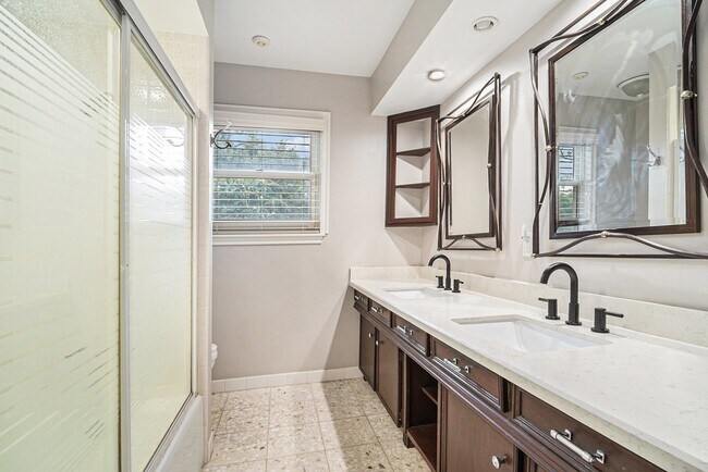 Building Photo - 743 Bison Dr
