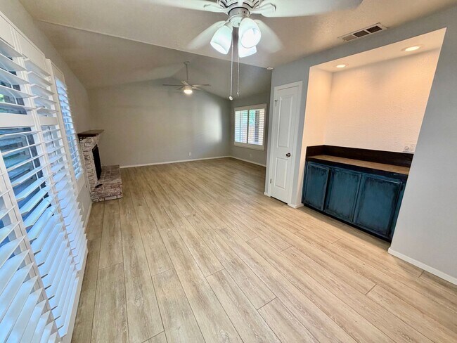 Building Photo - Beautiful Townhome with Great Schools, Great Location! Pet Friendly!