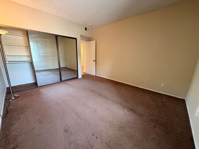 Building Photo - LARGE SECOND FLOOR CONDO UNIT IN FREMONT!