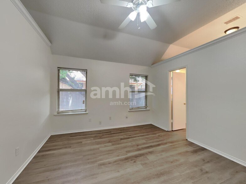 Building Photo - 605 Arbor Ln